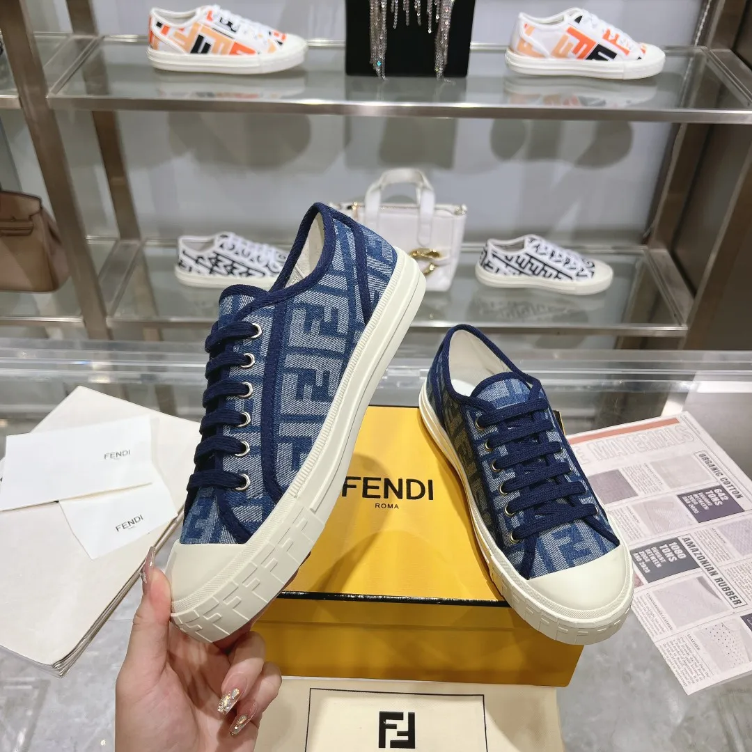 Couple style 💰460❤️Fendi Fendi's latest couple canvas shoes ❑ Fabric: Original customized imported jacquard canvas material ❑ Inner lining: Imported canvas material ❑ Sole: Original molded non-slip TPU outsole ❑ Bottom thickness: 2.5cm ❑ Size: Women's 35-40/Men's 39-45